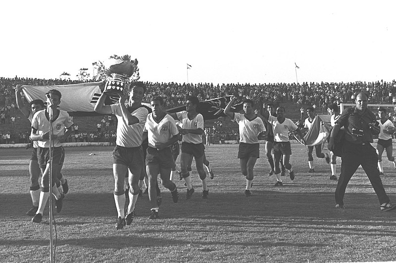 שחקני נבחרת ישראל בכדורגל עם גביע אסיה לאומות 1964 (צילום: משה פרידן/ לשכת העיתונות הממשלתית)