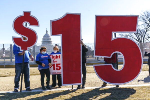 נאבקים להעלאת שכר המינימום בוושינגטון (צילום: AP Photo)