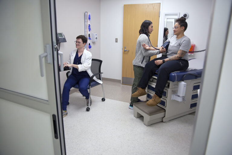 טיפולים להתאמה מגדרית בווירג'יניה המערבית. רק בהסכמת הורים ואחרי אבחון של שני רופאים (צילום: AP Photo)