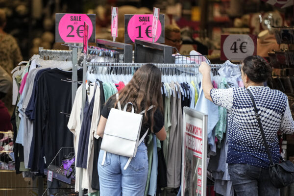חנות בגדים בגרמניה. האינפלציה נבלמה, המיתון בעיצומו (צילום: AP Photo/Martin Meissner, File)