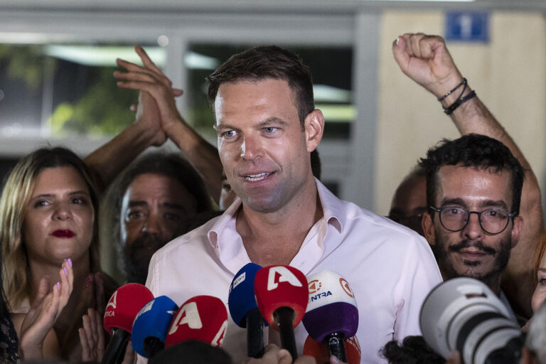 סטפאנוס קסלאקיס, מנהיג מפלגת השמאל &quot;סיריזה&quot; ביוון. נבחר הציבור ההומו הראשון במדינה שמדבר על זהותו המינית (צילום: AP Photo)