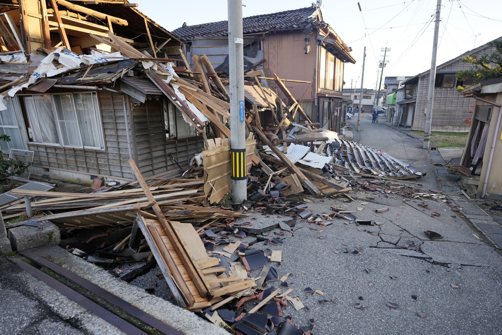 בתים שקרסו ברעידת האדמה בחצי האי נוטו ביפן (צילום: AP Photo/Hiro Komae)