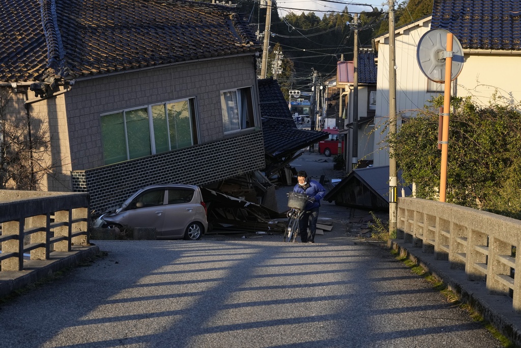 נזקים מרעידת האדמה ביפן (צילום: AP Photo/Hiro Komae)