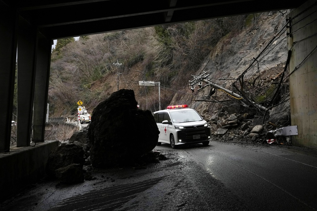אמבולנס נוסע על כביש שנחסם ממפולת סלעים בחצי האי נוטו, יפן (צילום: AP Photo/Hiro Komae)