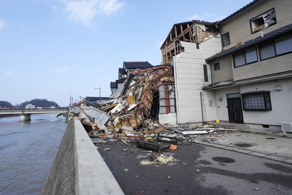 בתים שנהרסו ברעידת האדמה בוואג'ימה, יפן (צילום: AP Photo/Hiro Komae)