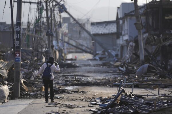 הריסות בוואג'ימה, יפן, בעקבות רעידת האדמה (צילום: AP Photo/Hiro Komae)