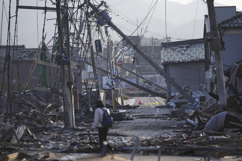 הריסות בוואג'ימה, יפן, בעקבות רעידת האדמה (צילום: AP Photo/Hiro Komae)