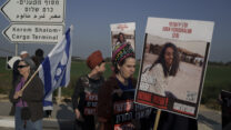 בני משפחות של ישראלים שחטופים על ידי חמאס בעזה חוסמים את מעבר כרם שלום בניסיון למנוע מעבר משאיות סיוע הומניטרי לרצועת עזה, בדרישה לשחרר את החטופים (AP Photo/Leo Correa)