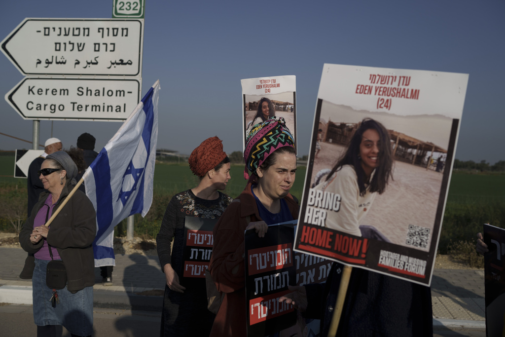 בני משפחות של ישראלים שחטופים על ידי חמאס בעזה חוסמים את מעבר כרם שלום בניסיון למנוע מעבר משאיות סיוע הומניטרי לרצועת עזה, בדרישה לשחרר את החטופים (AP Photo/Leo Correa) בני משפחות של ישראלים שחטופים על ידי חמאס בעזה חוסמים את מעבר כרם שלום בניסיון למנוע מעבר משאיות סיוע הומניטרי לרצועת עזה, בדרישה לשחרר את החטופים (AP Photo/Leo Correa)