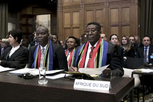 שגריר דרום אפריקה בהולנד ושר המשפטים של המדינה, בפתיחת הדיונים בבית הדין הבינלאומי בהאג. בדיון נגד ישראל (צילום: AP/Patrick Post)