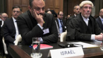צוות ההגנה הישראלי: פרופ' מלקולם שואו (מימין) ועו"ד טל בקר (צילום: REUTERS/Thilo Schmuelgen)