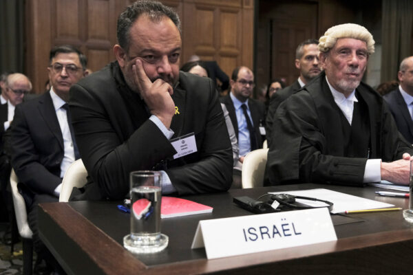 צוות ההגנה הישראלי: פרופ' מלקולם שואו (מימין) ועו"ד טל בקר (צילום: REUTERS/Thilo Schmuelgen)
