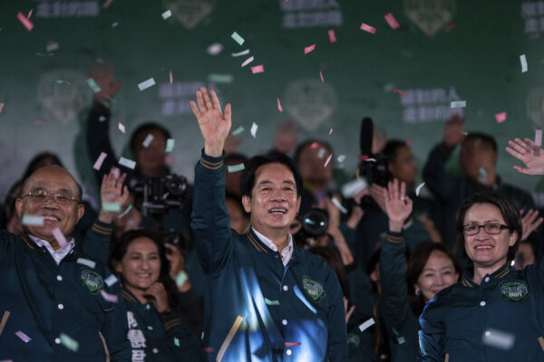 נשיא טיוואן הנבחר לאי צ'ינג טא חוגג את נצחונו בבחירות, ה-13 בינואר 2023 (צילום: לואיס דלומט, AP)