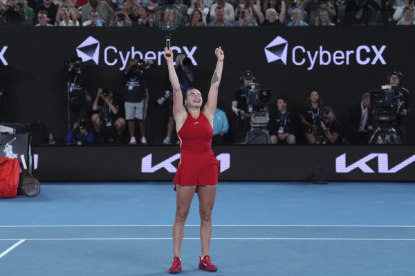 ארינה סבלנקה חוגגת את הזכייה השנייה ברציפות שלה באליפות אוסטרליה הפתוחה בטניס (צילום: AP/Andy Wong)