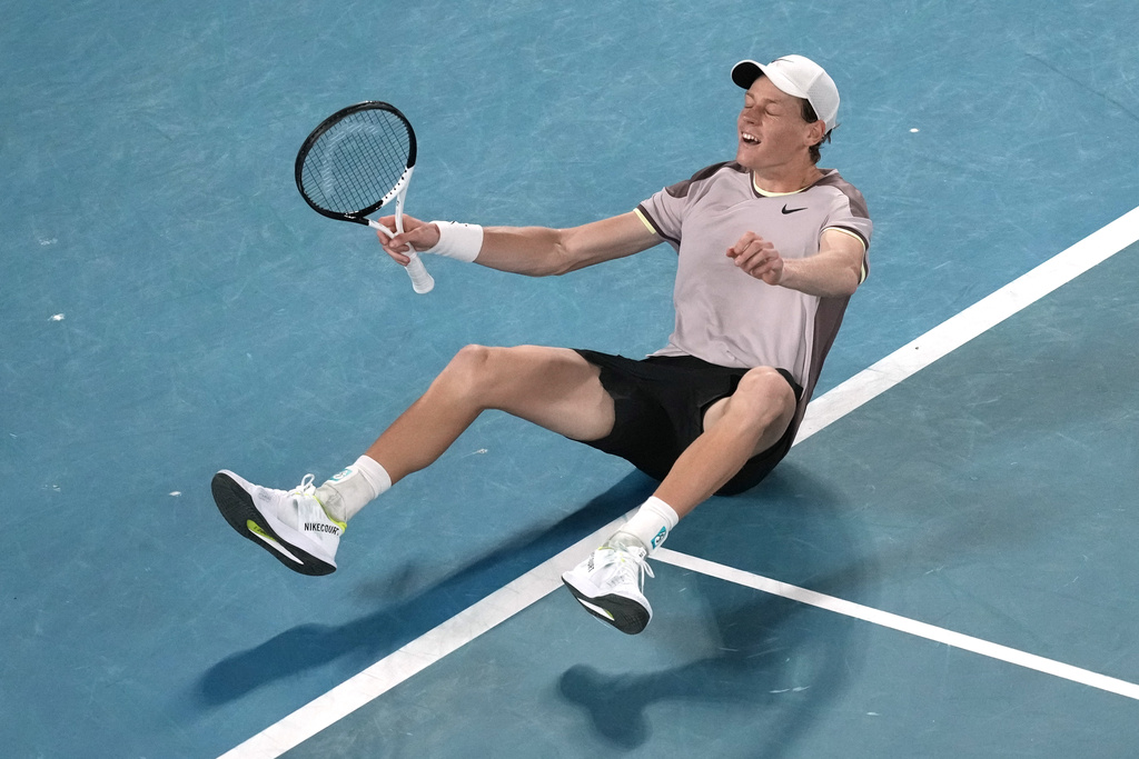 יאניק סינר האיטלקי חוגג את הניצחון על דנייל מדבדב הרוסי בגמר אליפות אוסטרליה הפתוחה בטניס (צילום: AP/Louise Delmotte)