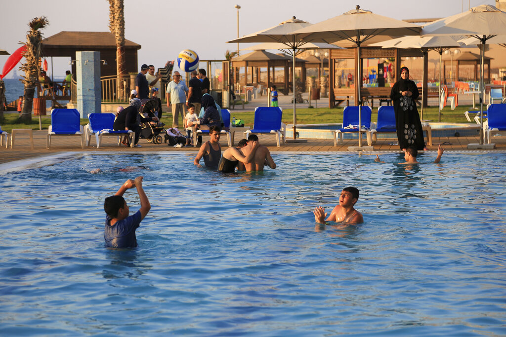 נופשים במלון בלו ביץ' ברצועת עזה, 2015 (צילום: AP Photo/Adel Hana)