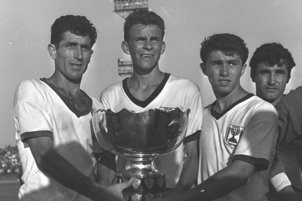 מוטל'ה שפיגלר (במרכז) מניף את גביע אסיה לאומות בכדורגל 1964, לצד מוצי לאון (מימין) ושלמה לוי (צילום: משה פרידן/ לשכת העיתונות הממשלתית)