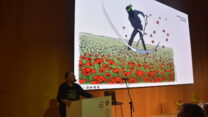מישל קישקה והקריקטורה שהקדיש למזכ"ל האו"ם, והציג השבוע באירוע של פסטיבל אאוטליין בבצלאל. "במלחמה לקריקטוריסט יש תפקיד" (צילום: הדס יום טוב)