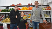 אילן איטח (מימין), הבת הצעירה אילור והבן יעקב, בחנות הירקות שפתחו בתל אביב (צילום: הדס יום טוב)