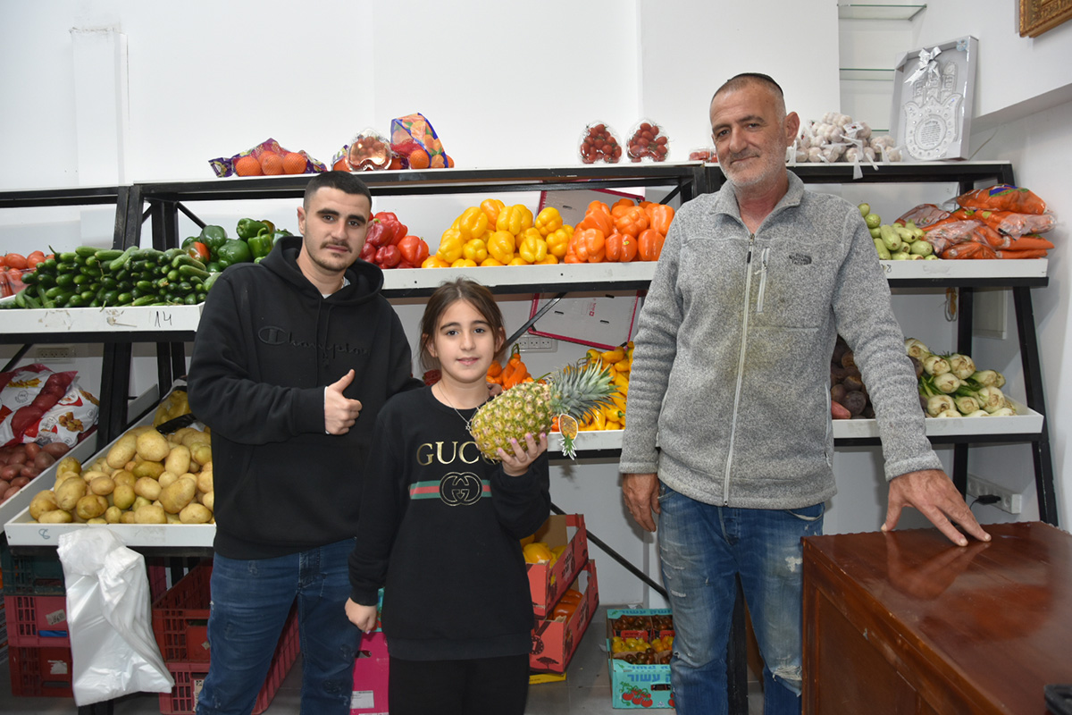 אילן איטח (מימין), הבת הצעירה אילור והבן יעקב, בחנות הירקות שפתחו בתל אביב (צילום: הדס יום טוב)