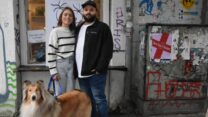 עמרי סעד, אתי סולימובסקי והכלב קספר (צילום: הדס יום טוב)