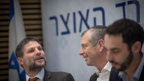 ראש אגף התקציבים יוגב גרדוס, מנכ"ל האוצר שלומי הייזלר, ושר האוצר בצלאל סמוטריץ' (צילום: יונתן זינדל/פלאש 90)