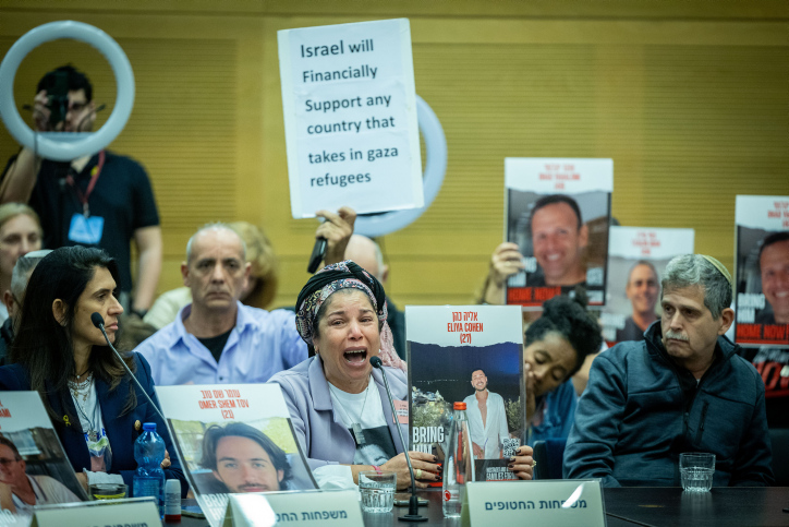 סיגי כהן, אמו של החטוף אליה כהן, בכנס הקמת שדולה למען החטופים בכנסת (צילום: יונתן זינדל / פלאש 90)