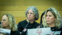 אביבה סיגל, ששוחררה משבי חמאס בעזה, בכינוס ראשון של שדולה למען החטופים בכנסת (צילום: יונתן זינדל / פלאש 90)