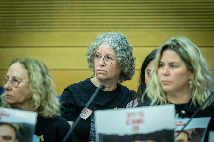 אביבה סיגל, ששוחררה משבי חמאס בעזה, בכינוס ראשון של שדולה למען החטופים בכנסת (צילום: יונתן זינדל / פלאש 90)
