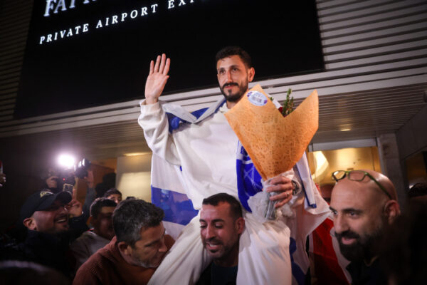 שגיב יחזקאל מתקבל על ידי אוהדים בנמל התעופה בן גוריון, אחרי ששוחרר ממעצר בטורקיה (צילום: חיים גולדברג/פלאש90)