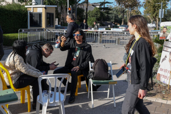 משפחות חטופים מפגינות ומתבצרות מול בית ראש הממשלה בקיסריה (צילום: יונתן שאול, Flash90)