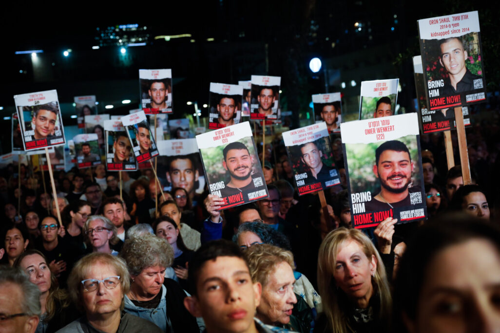 מפגינים בתל אביב בקריאה לשחרור החטופים בעזה (צילום: מרים אלסטר/פלאש90)