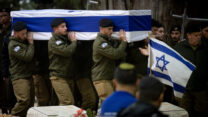 הלווייה בבית העלמין הצבאי בהר הרצל (צילום: יונתן זינדל/פלאש 90)