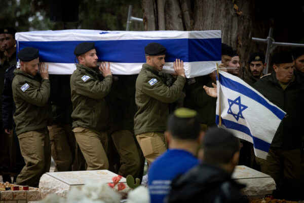 הלווייה בבית העלמין הצבאי בהר הרצל (צילום: יונתן זינדל/פלאש 90)