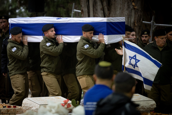 הלווייתו של הדר קפלוק בבית העלמין הצבאי בהר הרצל (צילום: יונתן זינדל/פלאש 90) הלווייה בבית העלמין הצבאי בהר הרצל (צילום: יונתן זינדל/פלאש 90)