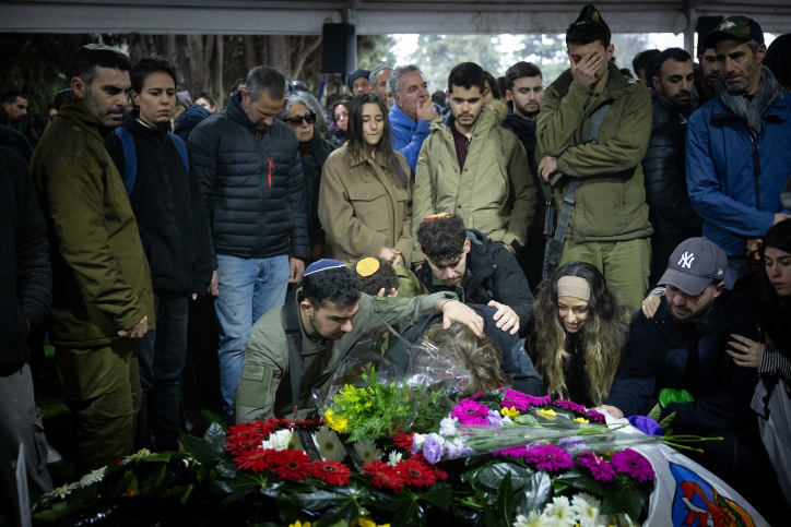 הלווייתו של הדר קפלוק בבית העלמין הצבאי בהר הרצל (צילום: יונתן זינדל/פלאש 90) הלווייתו של הדר קפלוק בבית העלמין הצבאי בהר הרצל (צילום: יונתן זינדל/פלאש 90)