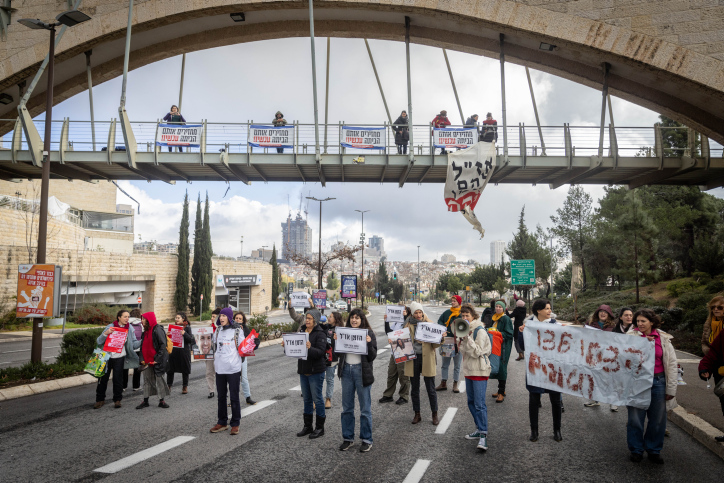 מפגינות חוסמות כביש בישראלים, בדרישה לשחרור החטופים (צילום: חיים גולדברג/פלאש90)