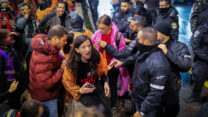 שוטרים מפזרים הפגנה למען שחרור החטופים בה חסמו המפגינים את נתיבי איילון בתל אביב (צילום: דור פאוזלו / פלאש 90)
