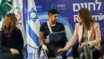 עידן עמדי במסיבת העיתונאים (צילום: מרים אלסטר, פלאש90)
