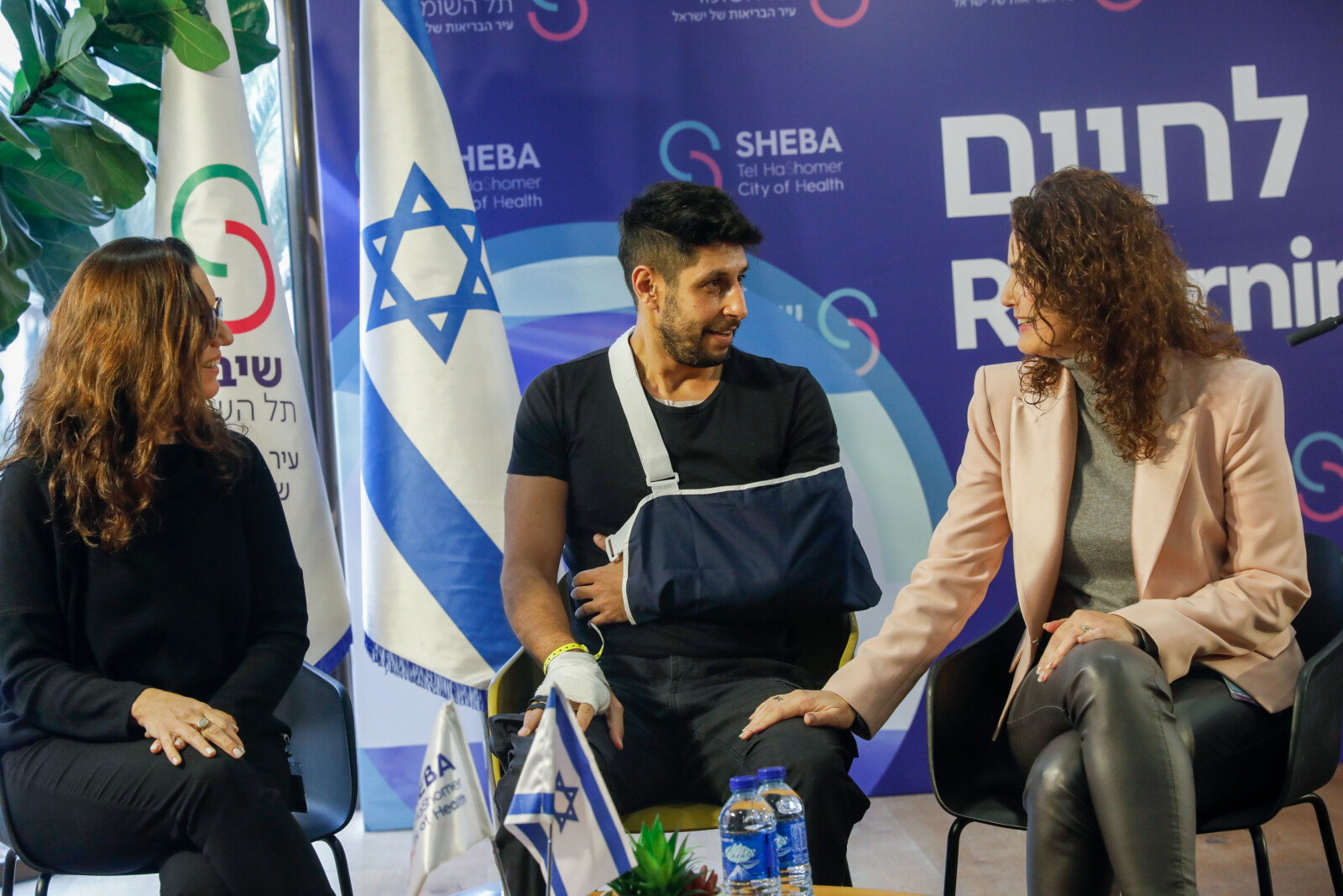 עידן עמדי במסיבת העיתונאים (צילום: מרים אלסטר, פלאש90)