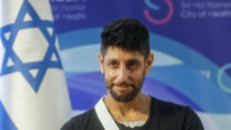 עידן עמדי שנפצע קשה ברצועת עזה, במסיבת עיתונאים (צילום: מרים אלסטר/פלאש90)