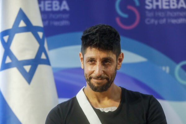 עידן עמדי שנפצע קשה ברצועת עזה, במסיבת עיתונאים (צילום: מרים אלסטר/פלאש90)