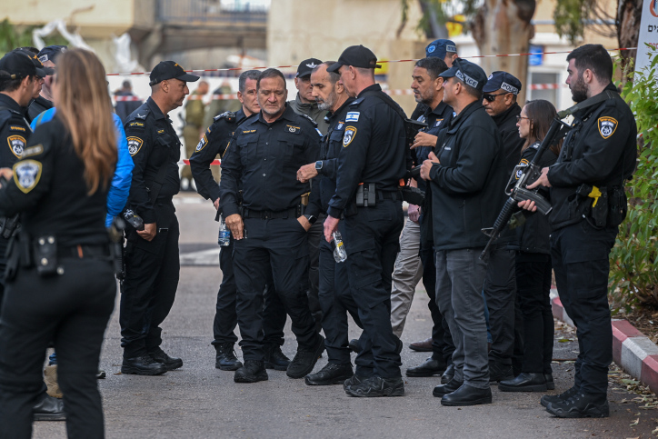 מפכ"ל המשטרה קובי שבתאי בזירת הפיגוע בכניסה לבסיס חיל הים בחיפה (צילום: פלאש90)