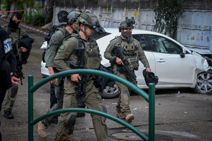 חיילי צה"ל בזירת הפיגוע בכניסה לבסיס חיל הים בחיפה (צילום: פלאש90)