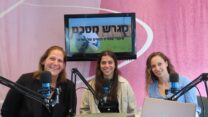 קארין סנדל (מימין), הדס מורין ושרון שזאבי, בפאנל התוכנית "מגרש מסכם - כדורגל נשים" (צילום: WSP)