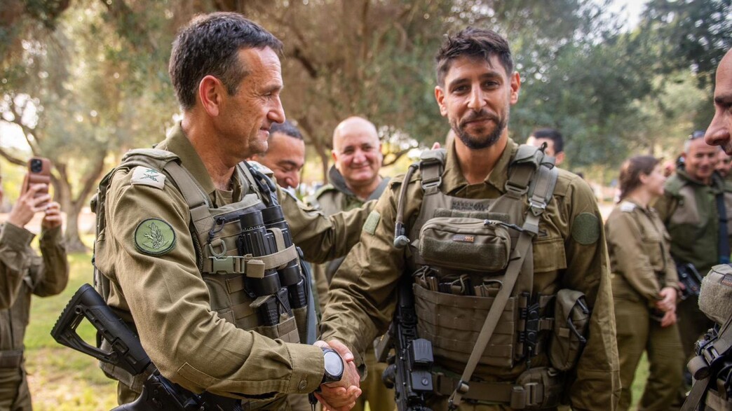 עידן עמדי עם הרמטכ"ל הרצי הלוי (צילום: דובר צה"ל)