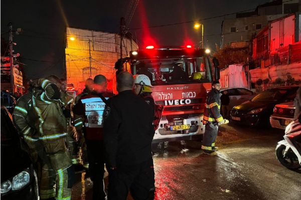 כוחות הצלה ליד הבית בירושלים בו פרצה שריפה (צילום: כבאות והצלה)
