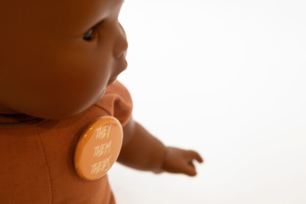 בובת תינוק ללא מגדר (צילום: Catherine McQueen/GettyImages)
