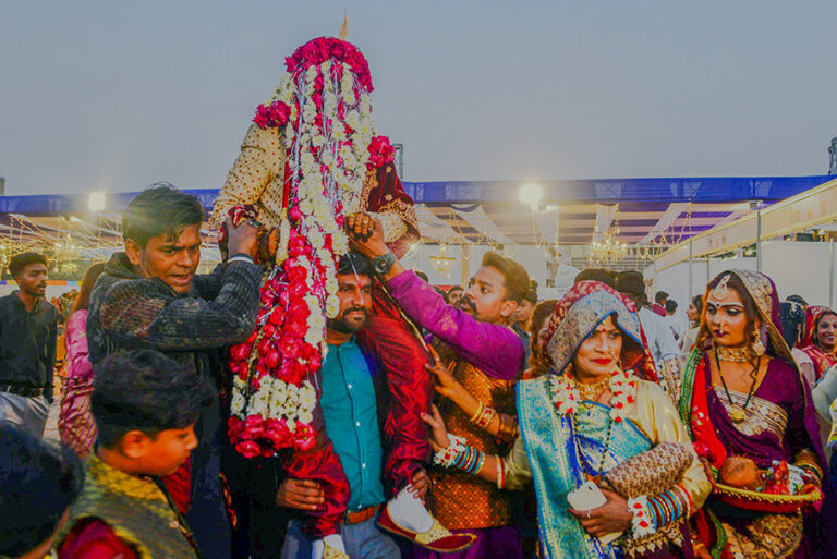 חתונה המונית של הינדים בקראצ'י, פקיסטן. הזדמנות לנשים להינשא לבחירי ליבן ולא להפוך לסחורה עוברת למוסלמים אמידים (צילום: Str/Xinhua via Getty Images)