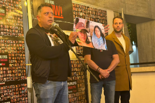 מטה משפחות החטופים: "מגנים את משלוח גלגל הפרחים למשפחתה של לירי אלבג החטופה בעזה"